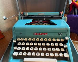 Beautiful Royal typewriter from the 1950s in excellent condition with case
