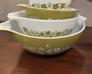 Set 4 Pyrex mixing bowls