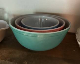 set 3 Pyrex mixing bowls
