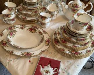 Set Royal Albert China and matching drinking glasses