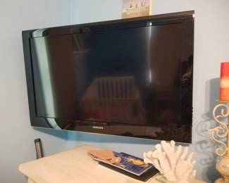 Flat sceen TV with wall mount
