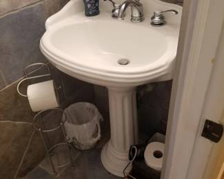 Pedestal sink