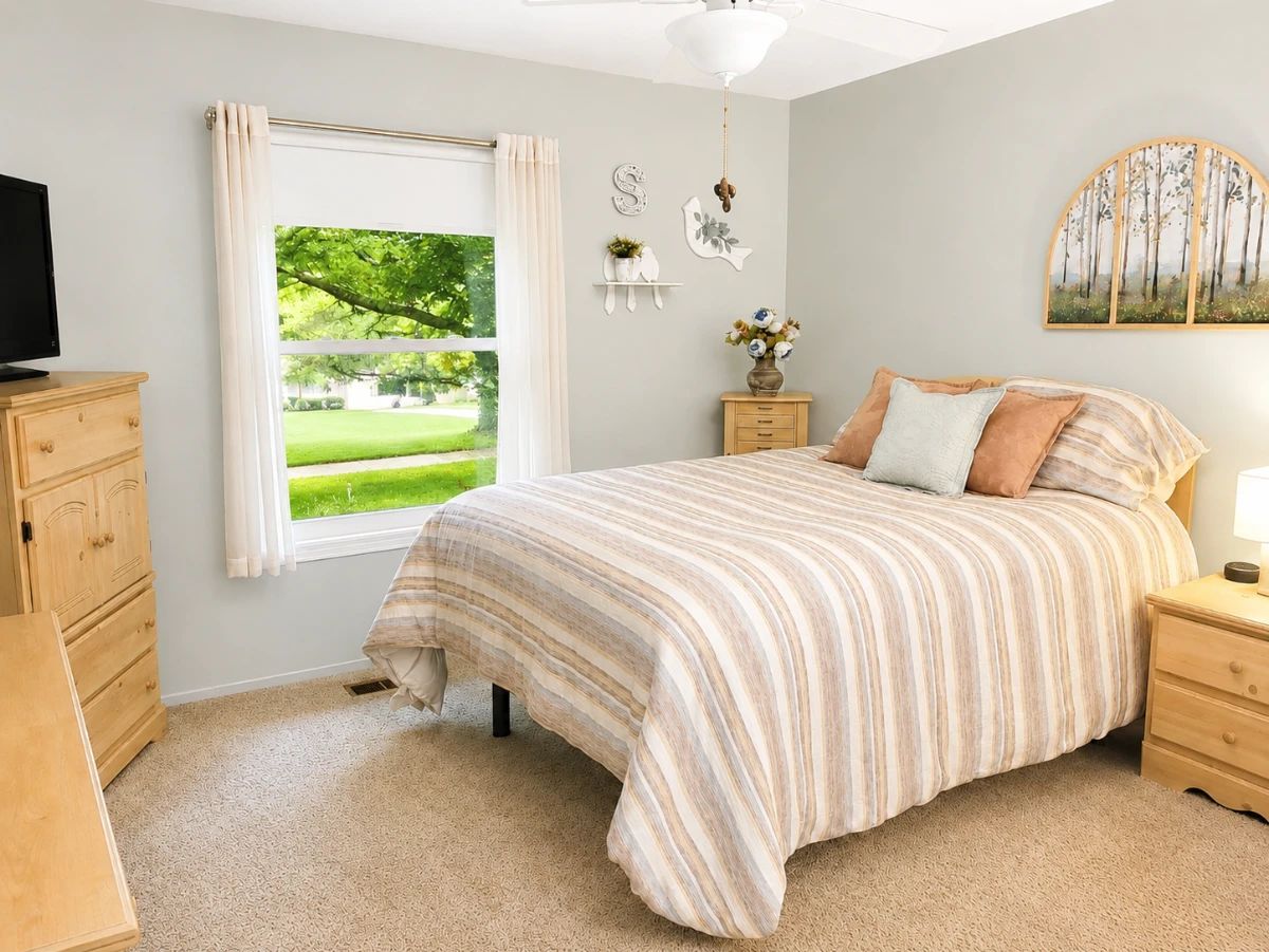 Queen bedroom, comforter, pillows available