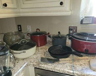 Various cookware/kitchenware pieces