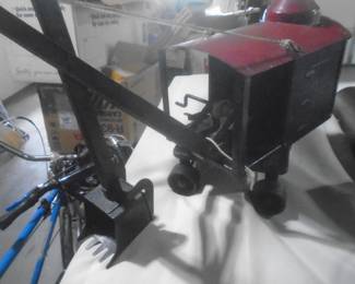 Vintage tot crane (tin unmarked)
