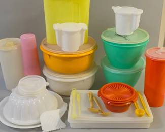 Assorted pieces of vintage Tupperware
