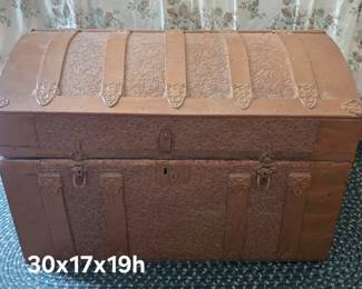 Antique dome top trunk with tray