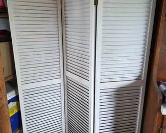 Wood louvered folding divider screen