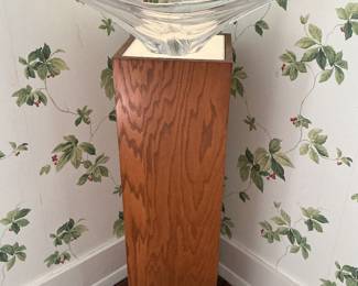 The pillar lights to accent the Daum glass piece on top.