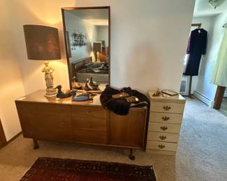 Vtg Dresser, Vtg Lamps, Duck Decoys 