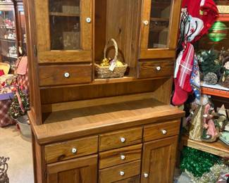 Gorgeous solid wood 2 pc buffett and hutch. $550