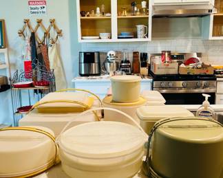 Vintage Tupperware cake and pie carriers