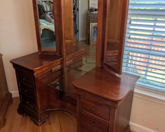 Vaughan Bassett Vanity