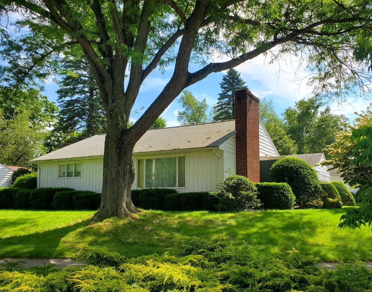 House is on corner of Newton Avenue and Lakeview Avenue