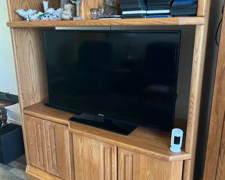 OAK MEDIA STAND, DVDS, COLLECTIBLE GLASSWARE, FLATSCREEN TV
