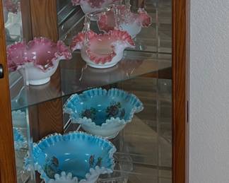 FENTON AND COLLECTIBLE VINTAGE GLASSWARE