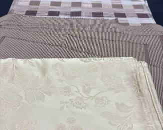 Damask Tablecloth, 8 Plaid and 8 Reversible Place Mats