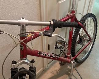 Bike  Giant Yukon SE Red Flat Tires