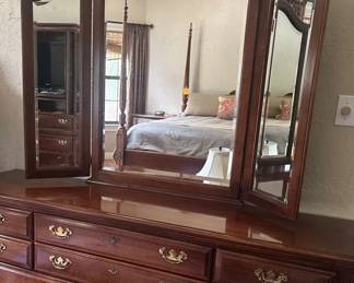 Dresser And Mirror 10 Drawers