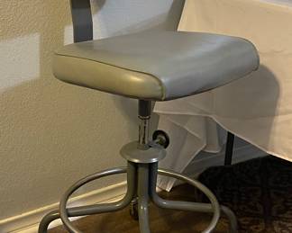 VINTAGE INDUSTRIAL STOOL