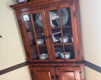 Corner hutch cabinet