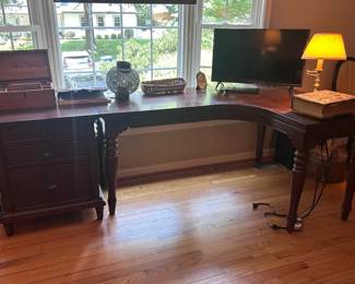 Aspenhome desk with separate filling cabinet