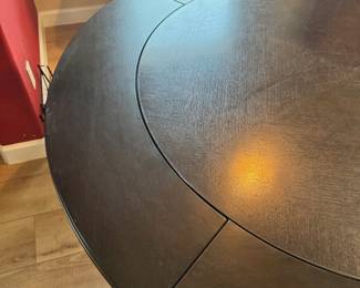 Round Dining Table with 4 exterior leaves