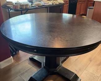 Round Dining Table with 4 exterior leaves