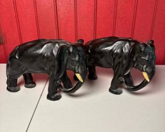 131 pairofblackelephantfigurines