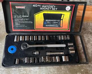 166 triumphratchetandsocketsetincomplet