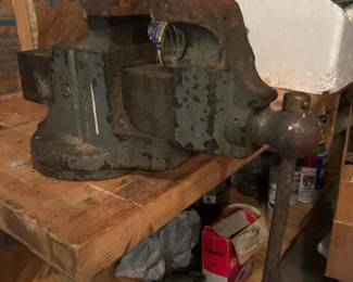 039 castironswivelbasebenchvise