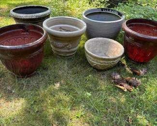 542 collectionofplasticandresinplanters