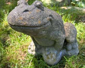 081 concretegardenfrogstatue