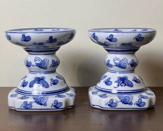 071 pairofporcelaincandlestickswithblue