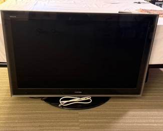 Flat Screen TV w/ Remote