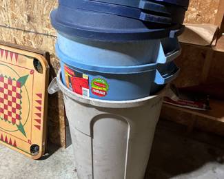 3 32 gallon trash cans