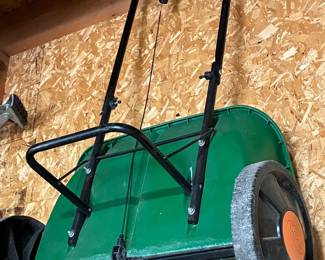 Fertilizer spreader
