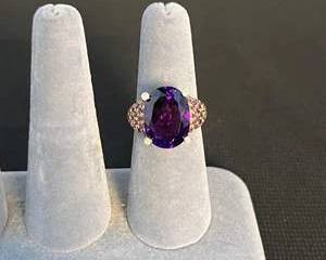 14K Gold Ring with Large Oval Purple Gemstone and Accent Stones