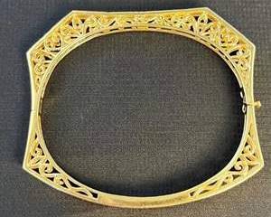 14K Gold Filigree Bracelet with Intricate Openwork Design and Pink Stones