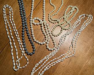 Pearls gold clasp