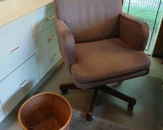 Swivel desk chair