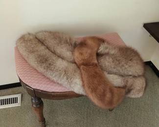 Small bench, furs