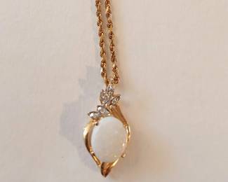 Opal pendant in yellow gold