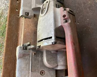 Portable band saw to cut metal