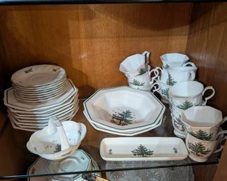 Pfaitzgraff "Christmas Heritage"dinner set with green rim