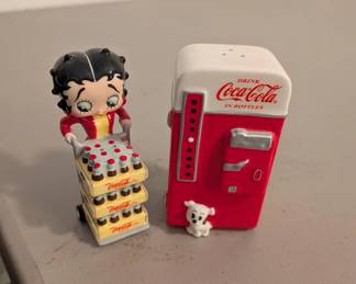 2004 Betty Boop and Coca-cola vending machine salt and pepper shaker set. Character doll with cases of bottles.
