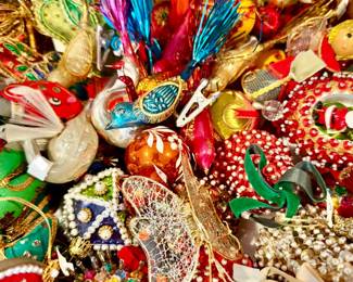 GREAT SELECTION OF VINTAGE CHRISTMAS ORNAMENTS.