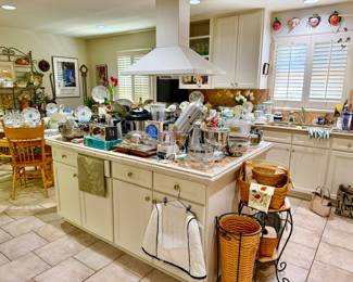 SPACIOUS QUALITY KITCHEN WITH LONGABERGER, VIETRI, ALL-CLAD, KITCHEN AID MIXER.