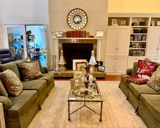 LARGE LIVING ROOM SURROUNDED BY FINDS!
