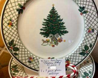 MIKASA HERITAGE "CHRISTMAS STORY" CHINA 40 PIECE SET.